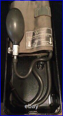 Baum Baumanometer Blood Pressure Model 300 sphygmomanometer VTG Medical Equip