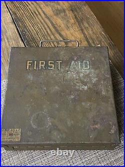 VINTAGE US ARMY FIRST AID KIT METAL BOX MEDIC Davis Equipment 1924